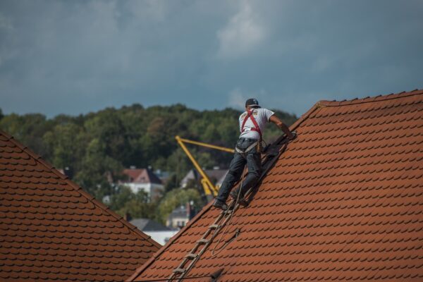 Comment évaluer l’état de votre toiture avant d’engager des travaux ?